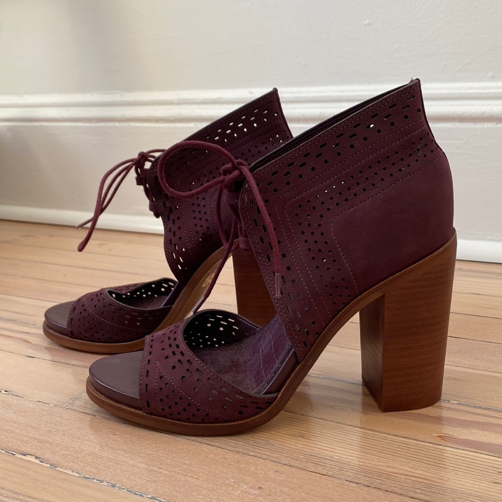 Gianni Bini - lace up •size 9
